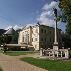 budova Radnice - Mariánsky stĺp so sochou Immaculaty Spišská Nová Ves v  lete - Ideálna klíma – v zime zima, v lete teplo